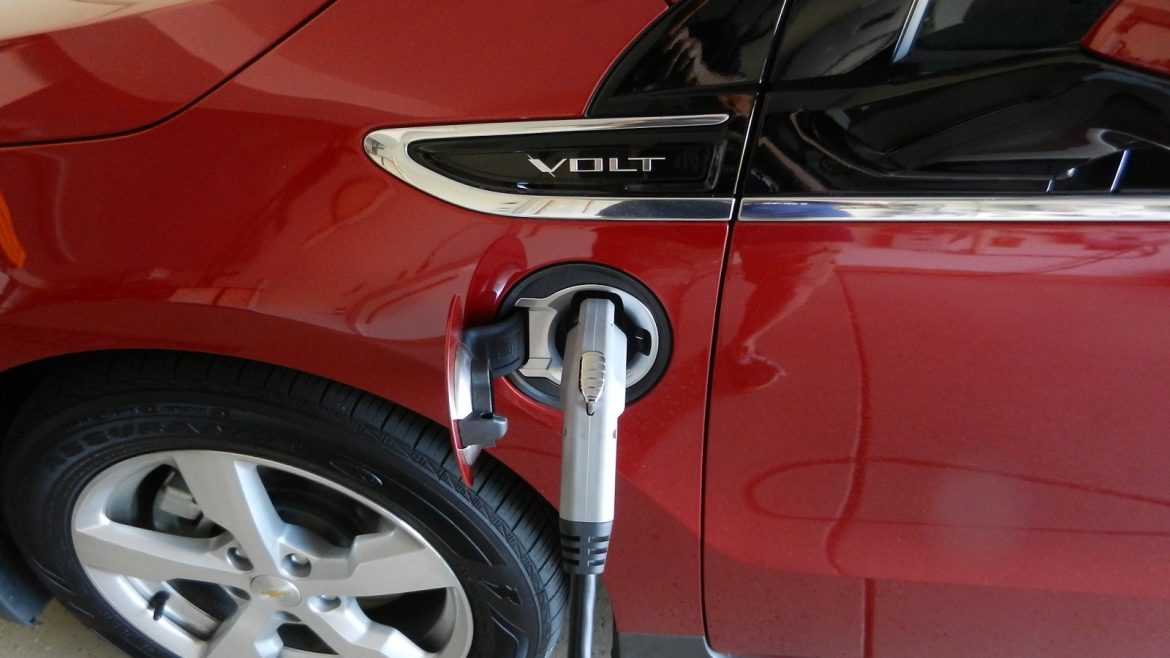 2011-chevrolet-volt-plugged-into-coulomb-technologies-240v-wall-charging-unit_100392869