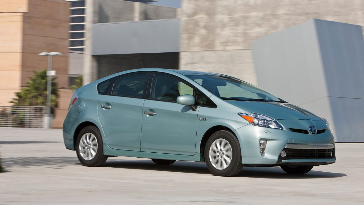 2012-toyota-prius-plug-in_100383573