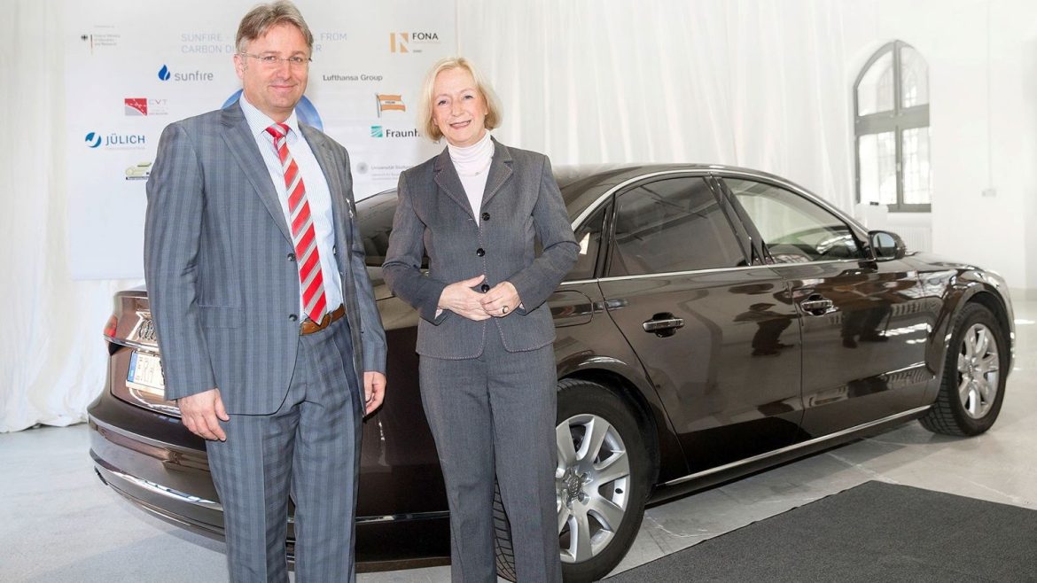 audi-sustainability-chief-reiner-mangold-and-german-education-minister-dr-johanna-wanka_100508957