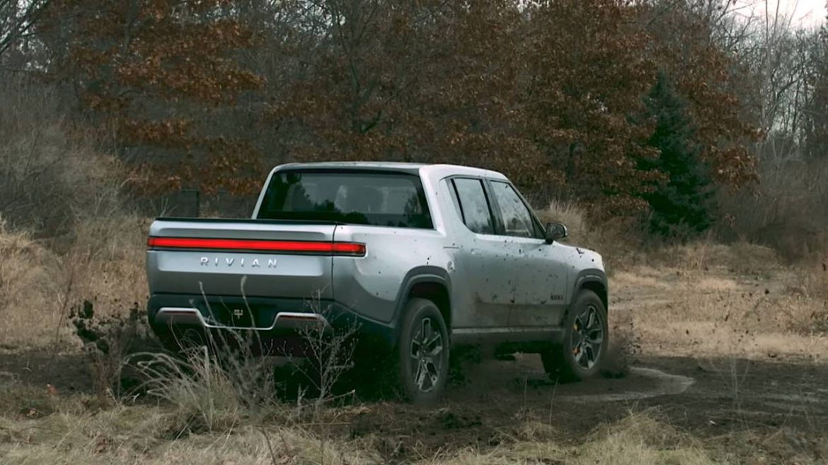 rivian-tank-turn-in-action_100886865