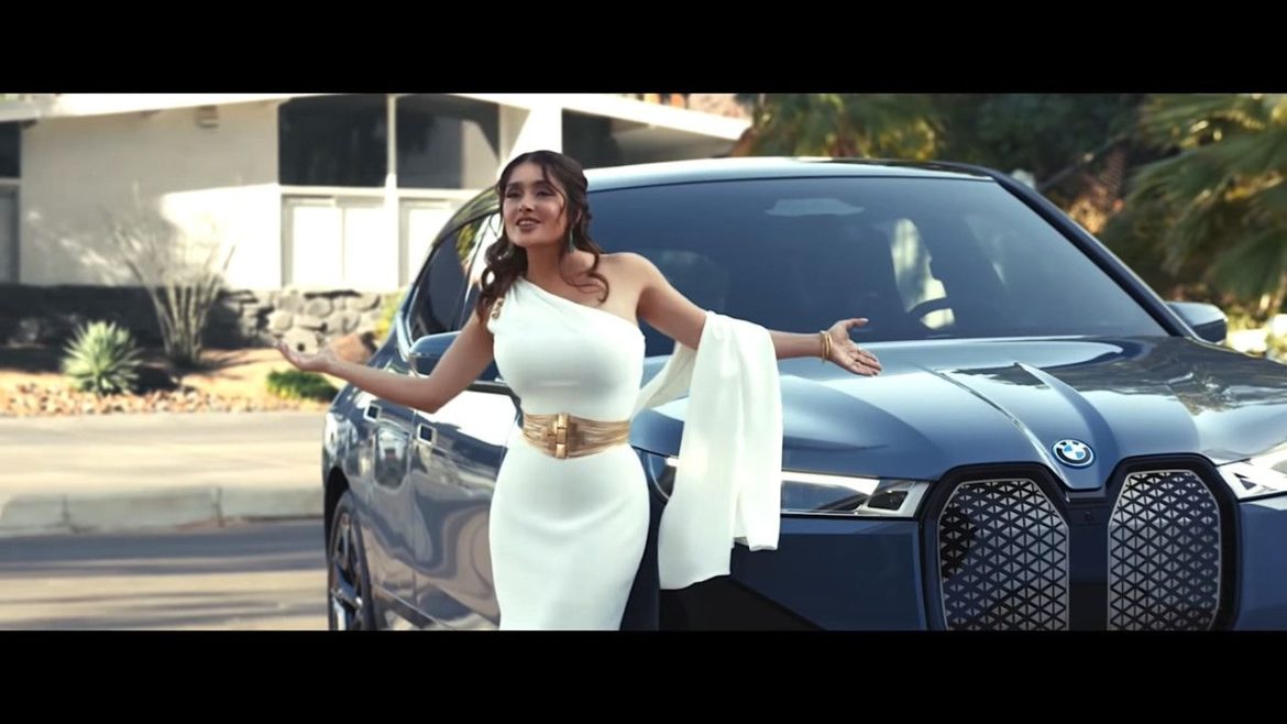 selma-hayek-as-hera-presenting-bmw-ix-to-zeus-2022-super-bowl-ad_100829109